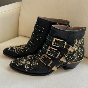 Chloe Suzanna star boots in black